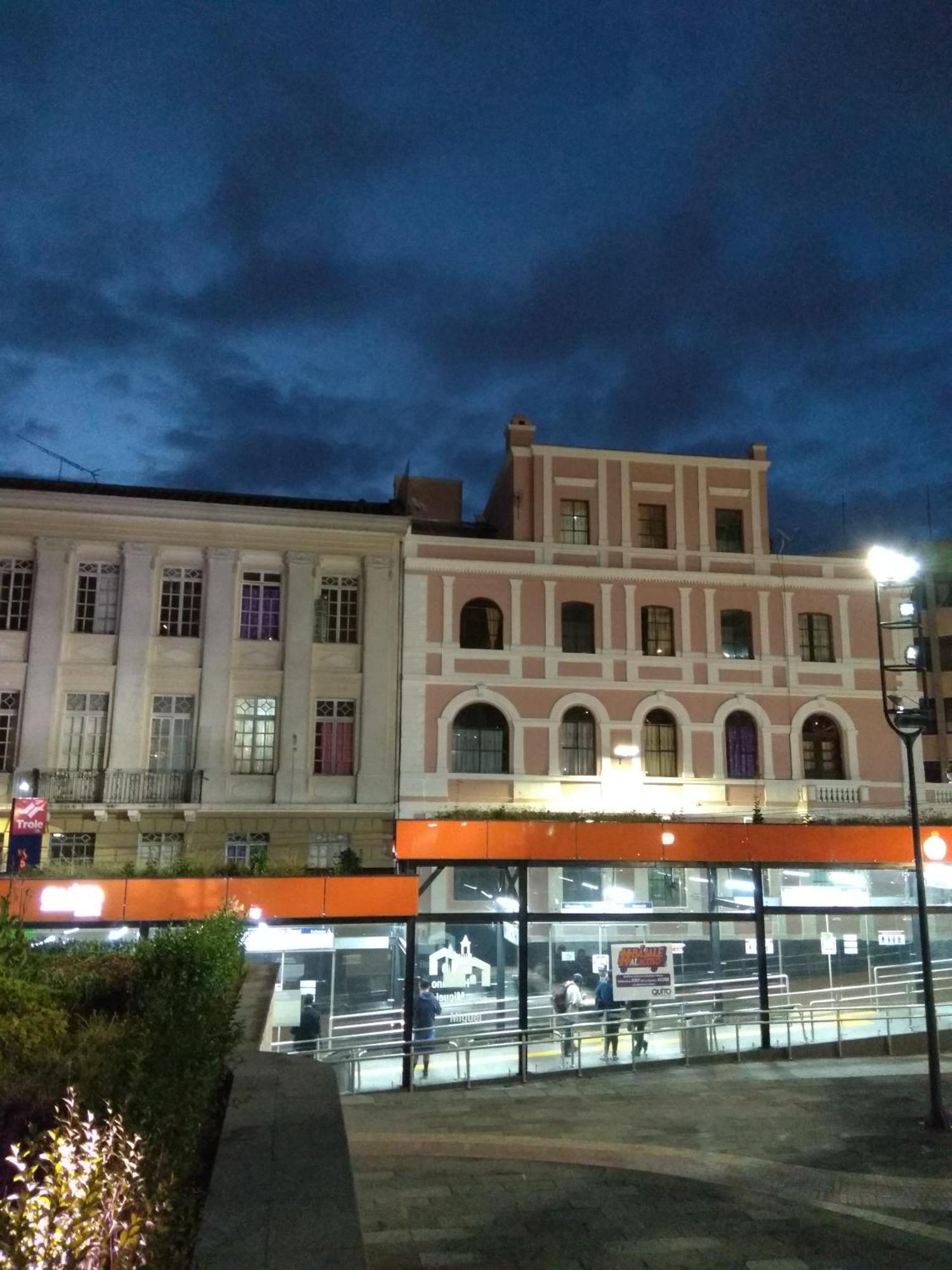 Hostal Mediodia Quito Bagian luar foto