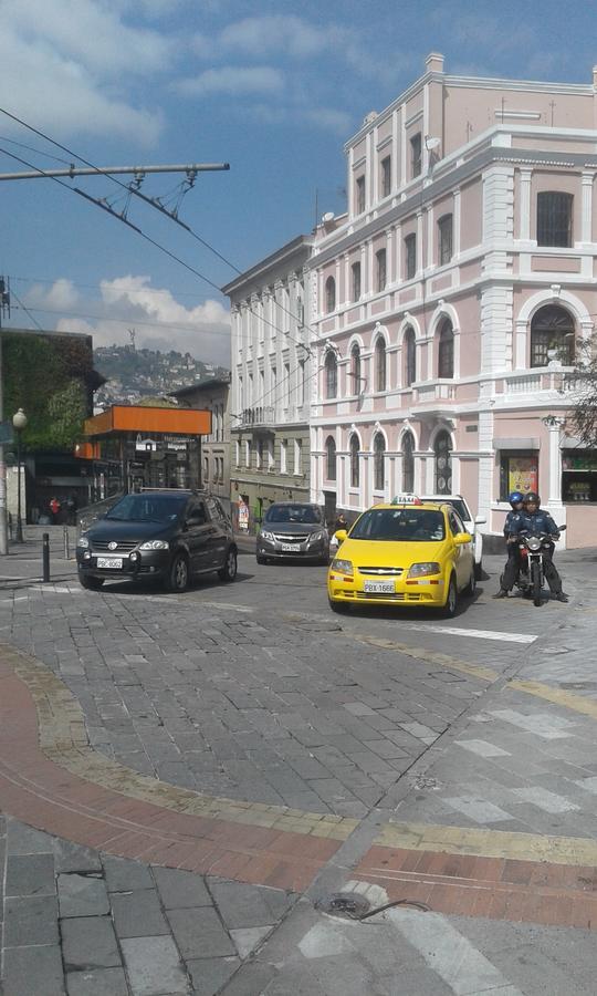 Hostal Mediodia Hostel Quito Bagian luar foto