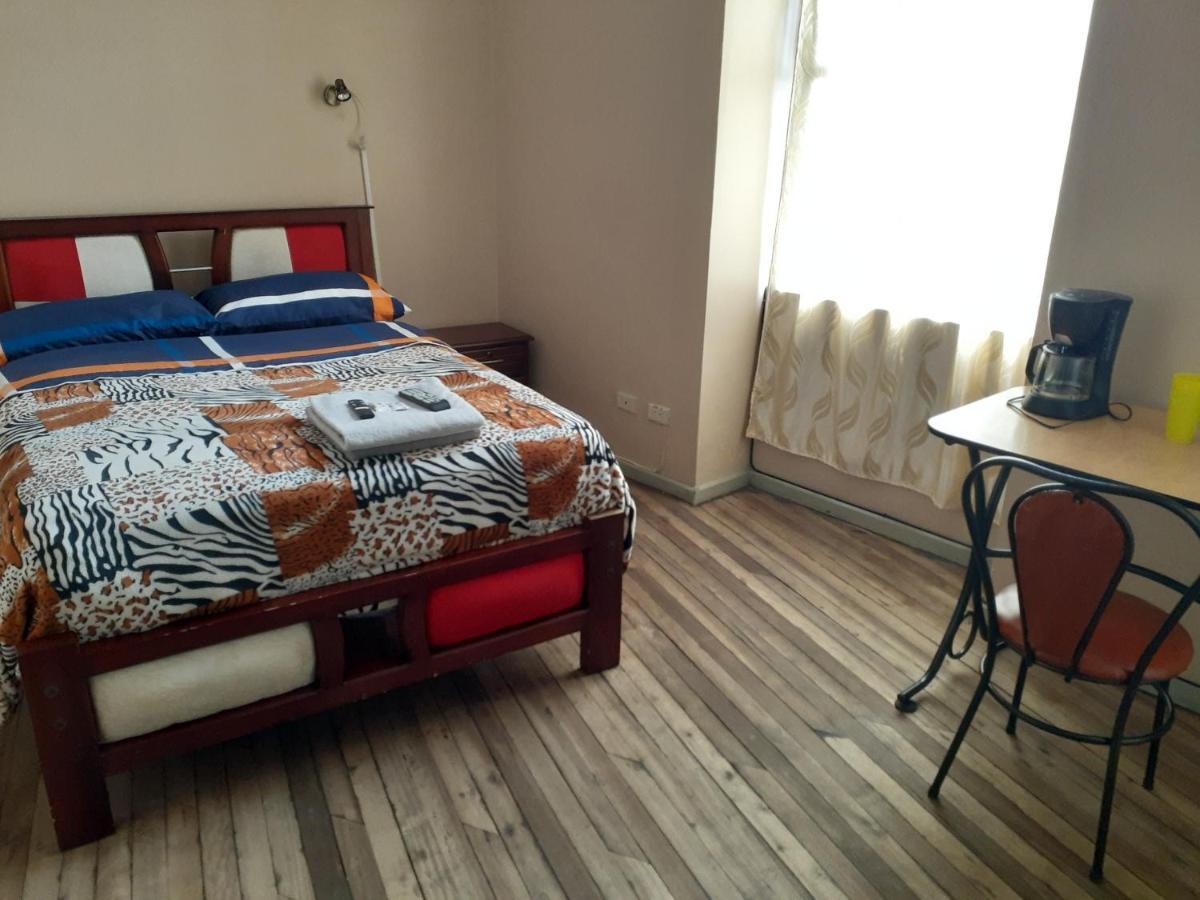 Hostal Mediodia Quito Bagian luar foto