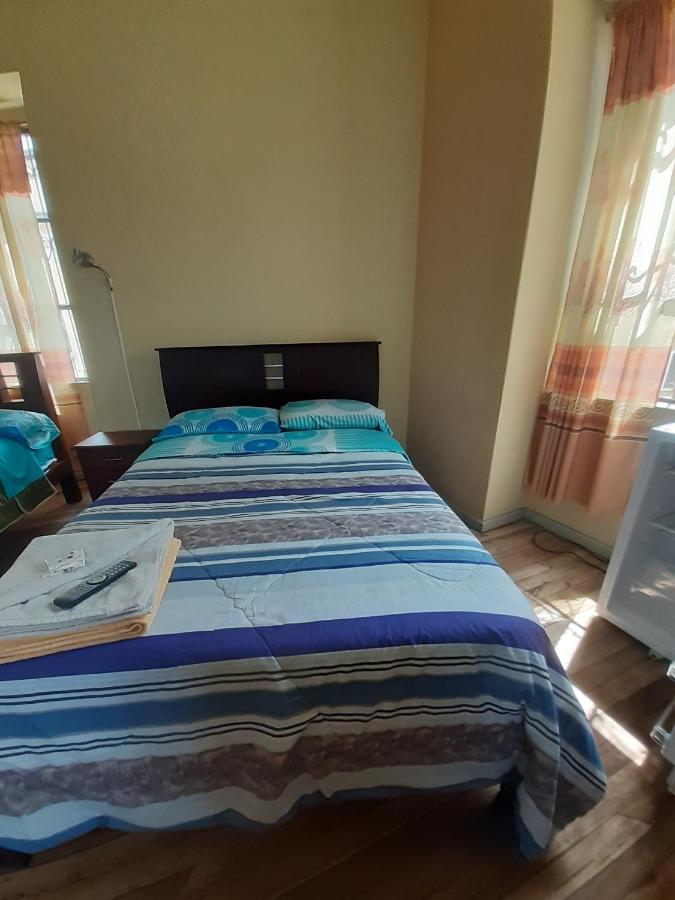 Hostal Mediodia Quito Bagian luar foto