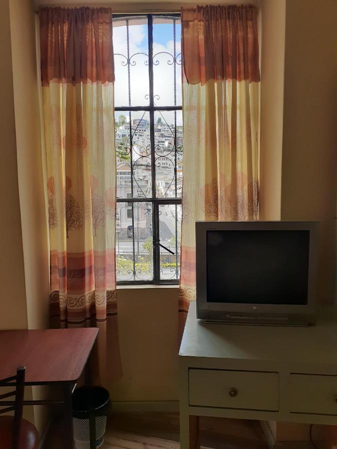 Hostal Mediodia Quito Bagian luar foto